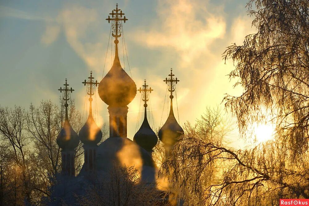 Церковь воскресенье утром. Храм Воскресения Христова в России весной. Купол церкви. Храм золотые купола. Храм на рассвете.
