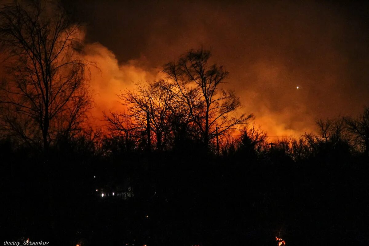месяц как зарево пожара начинает. природные пожары. зарево огня. ночное зарево пожара. огненное зарево пожара.