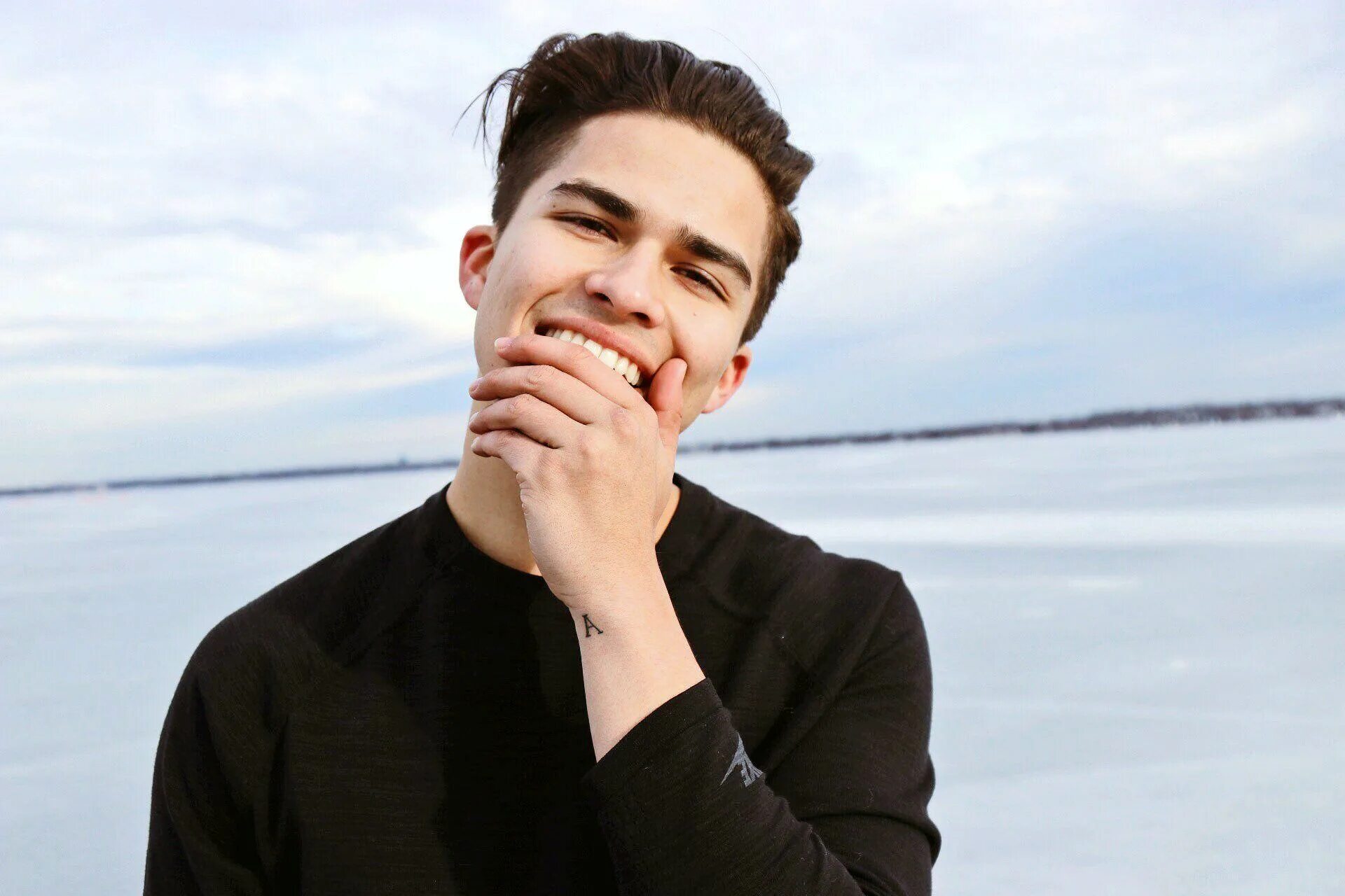 Alex Aiono. Alex Aiono фото 2022. Алекс Айоно американский певец. Алекс Айоно рост.