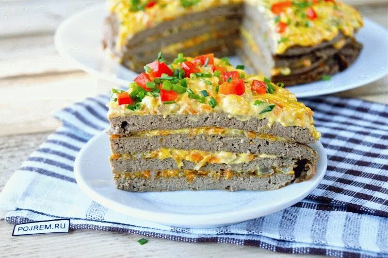 Печеночный торт с грибами. Печеночный торт. печеночный пирог. закусочный печеночный тортик. тортик из печени.