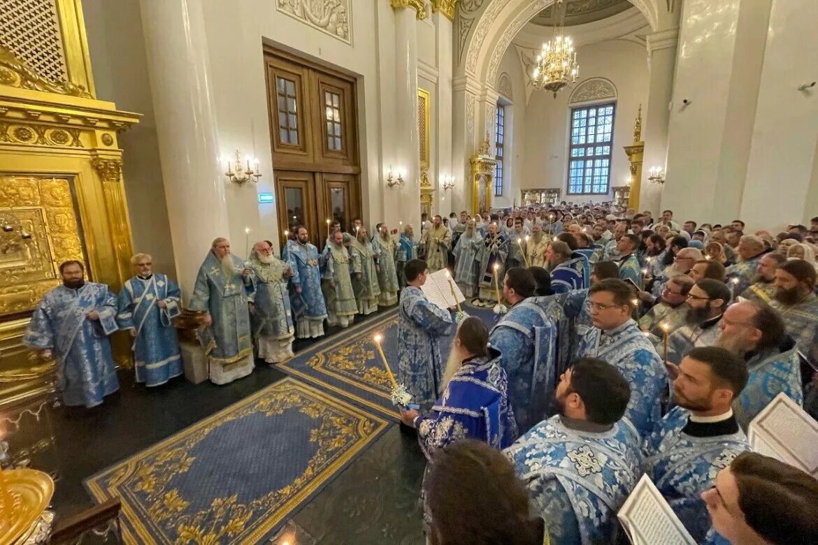 Праздник сегодня православный в беларуси 2024 какой. Сретенский монастырь богослужения. Казанский Богородицкий монастырь. Празднование Казанской иконы.