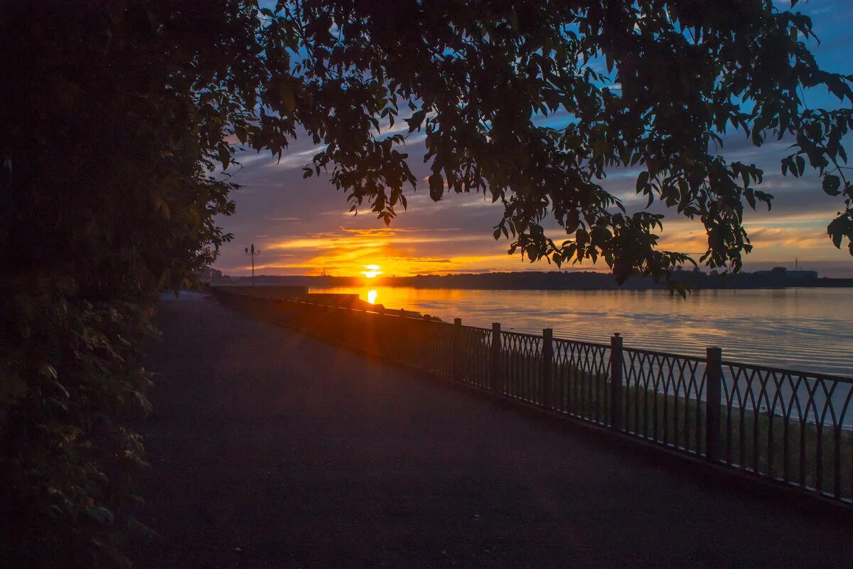 Закат в городе воронеж. Астрахань лето набережная. Набережная петрозаводска вечером. Заход солнца в набережных. Красивый закат на набережной.