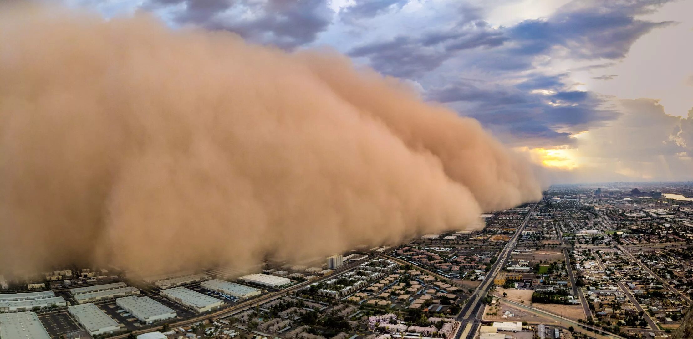 Пыльный город где то. Песчаная буря Хабуб. Хамсин ветер пустыни. Загрязнение воздуха пылью. Пыльная буря.