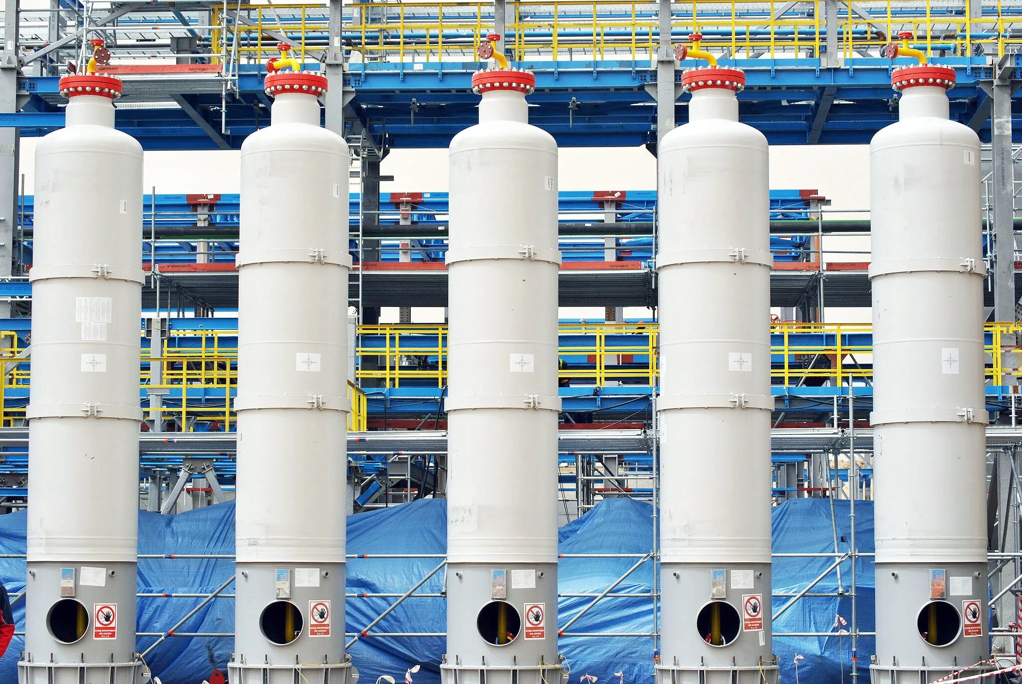 Завод по производству гелия. Газовый перерабатывающий завод оренбург. Гелий в промышленности. Добыча гелия из природного газа. Колонны гпз.