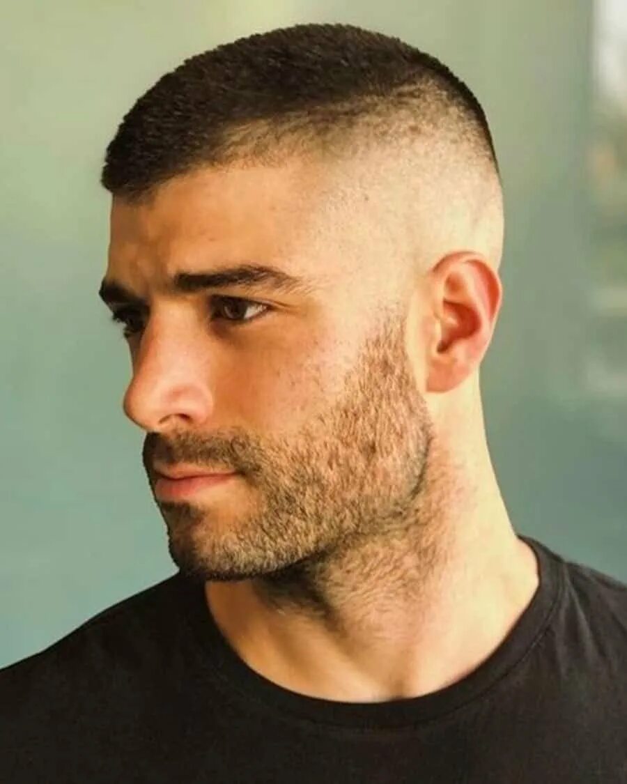 Очень короткие мужские стрижки. Спортивная стрижка мужская. Buzz cut фейд. Полубокс кроп. Мужские причёски с короткими волосами.