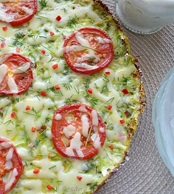 Пицца на кабачковой основе. Пицца из цукини с помидорами и сыром в духовке. Пицца из кабачков. Пицца из кабачков. Кабачковая пицца.