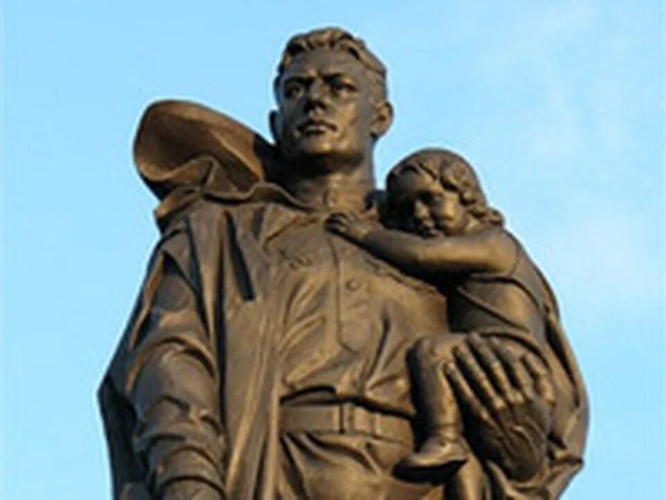 Памятник солдату с девочкой спасенной на руках