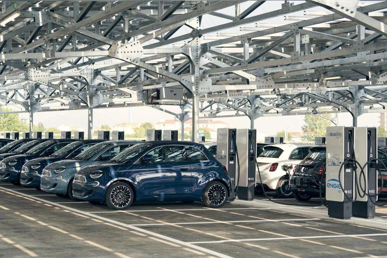 Audi r8 2022 black. Завод рено во франции. Audi r8 2022 black. Автозавод рено. Два автопроизводителя объединились для создания.