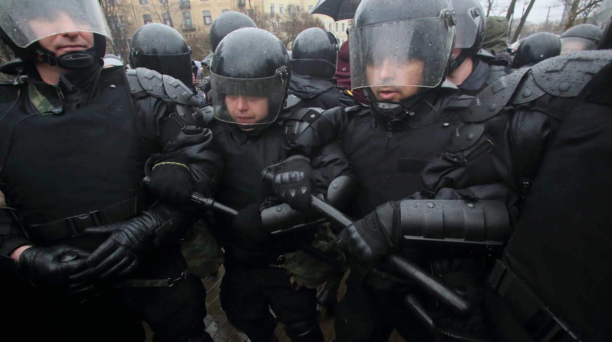 Нападение на омон. Нападение в Питере на ОМОН. Зарплата бойца ОМОНА. Два бойца Росгвардии с автоматами и буквой v своих не бросаем.