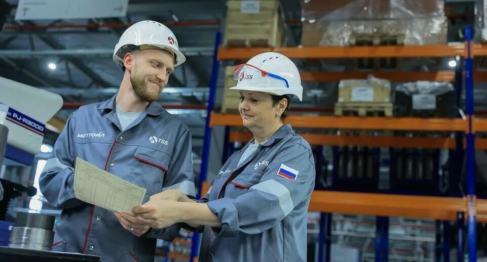 Меттойл сергиев посад. Метойл сергиев посад. Меттойл. Современный завод. Рабочий на заводе.