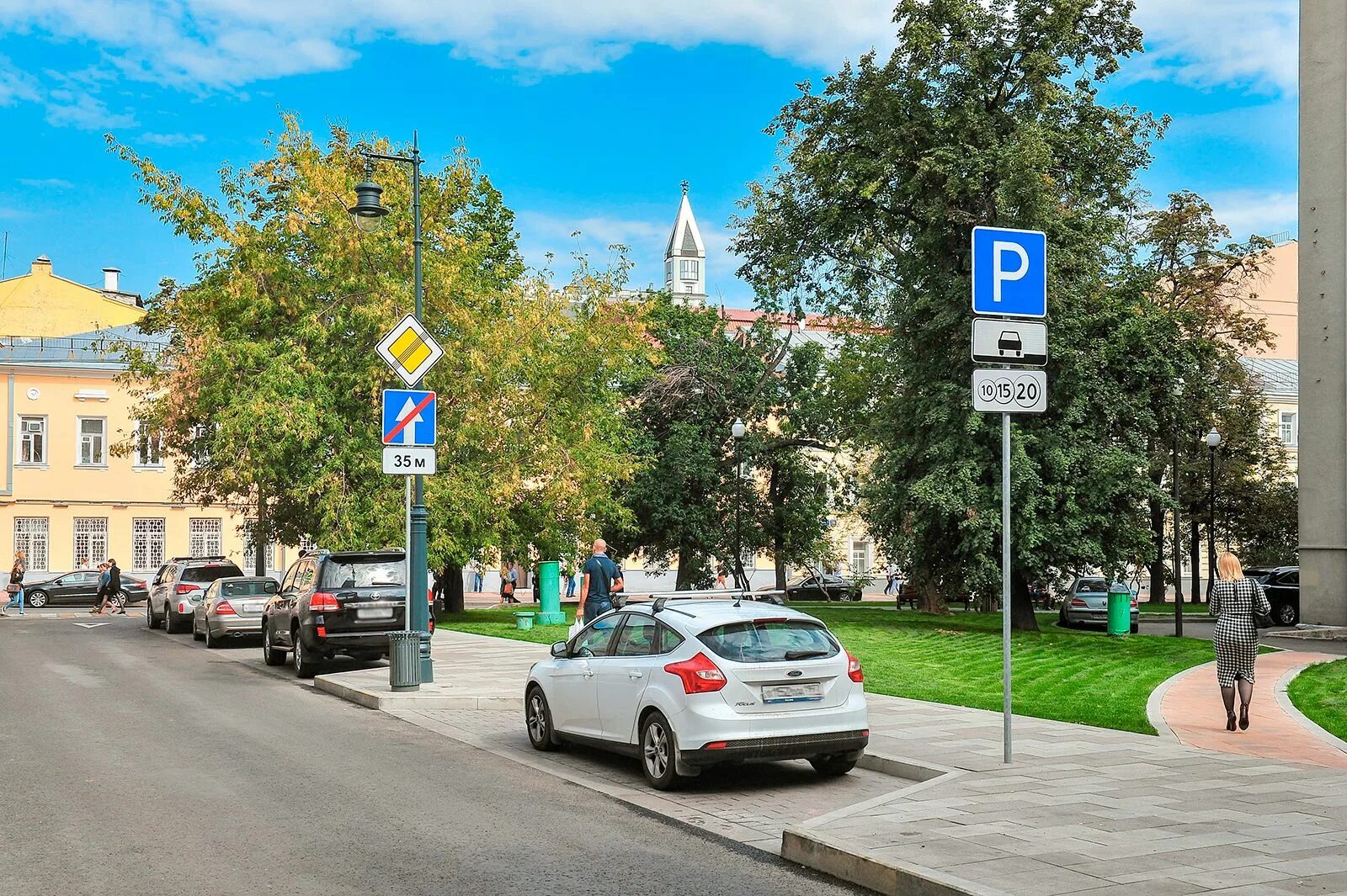Парковка в центре москвы. Парковки москвы. Городская парковка. Виды парковок в москве. Уличная парковка.