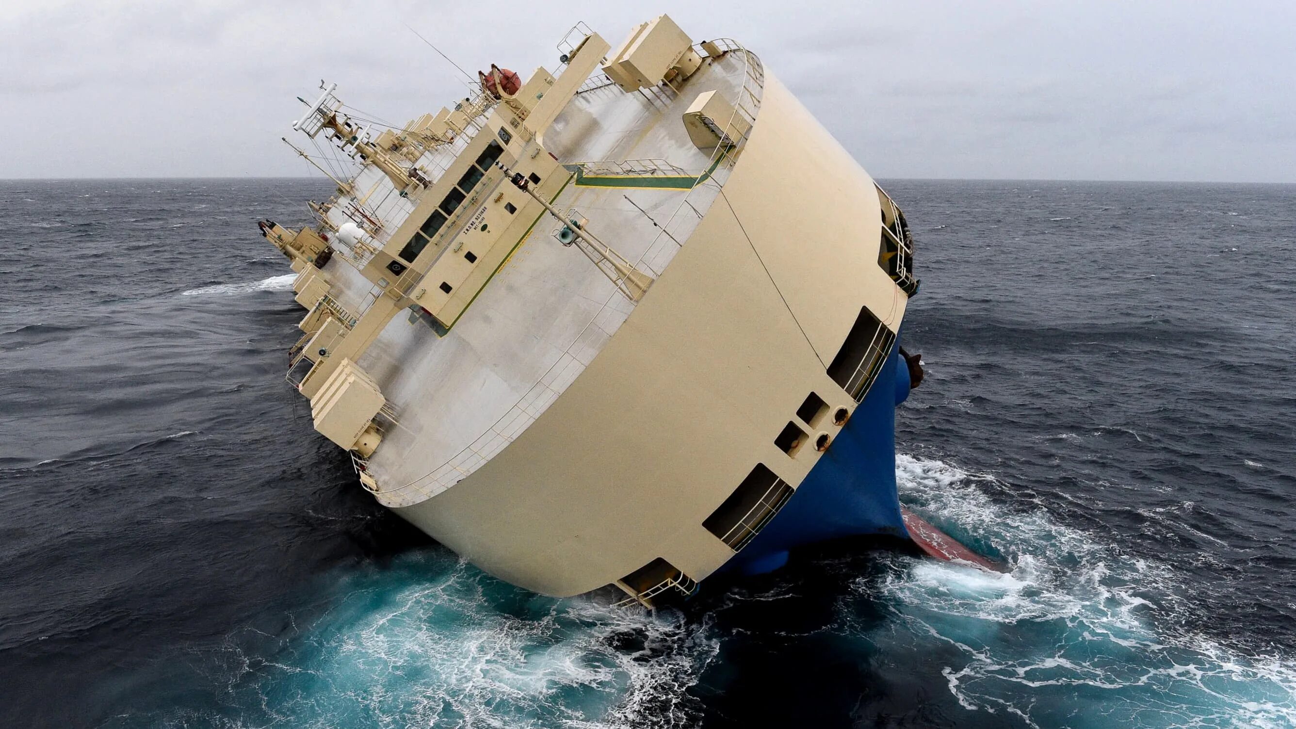 Судно EEMSLIFT Hendrika. Тонущий корабль. Тонущие корабли в океане. Затонувшие корабли.