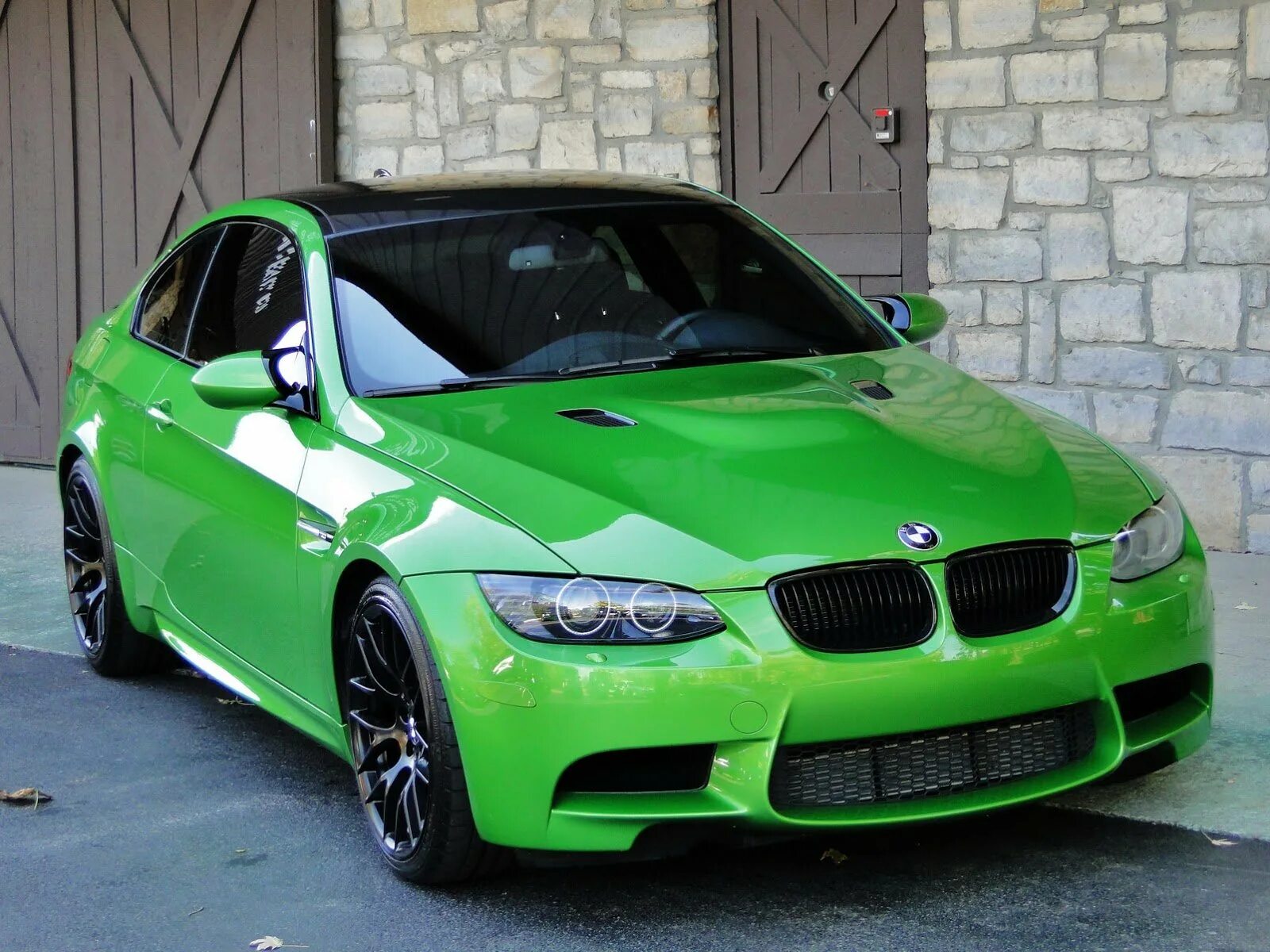 Зеленая машина фото. BMW e92 зеленая. BMW m3 Green. BMW 3 e90 Green. BMW m3 2014 Green.
