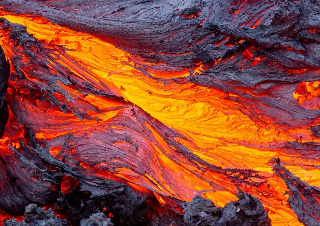 Породы образовавшиеся из расплавленной магмы называют. Лава магма вулкан. Извержение вулкана магма. Лава лава вулканическая. Магма Альфакар.