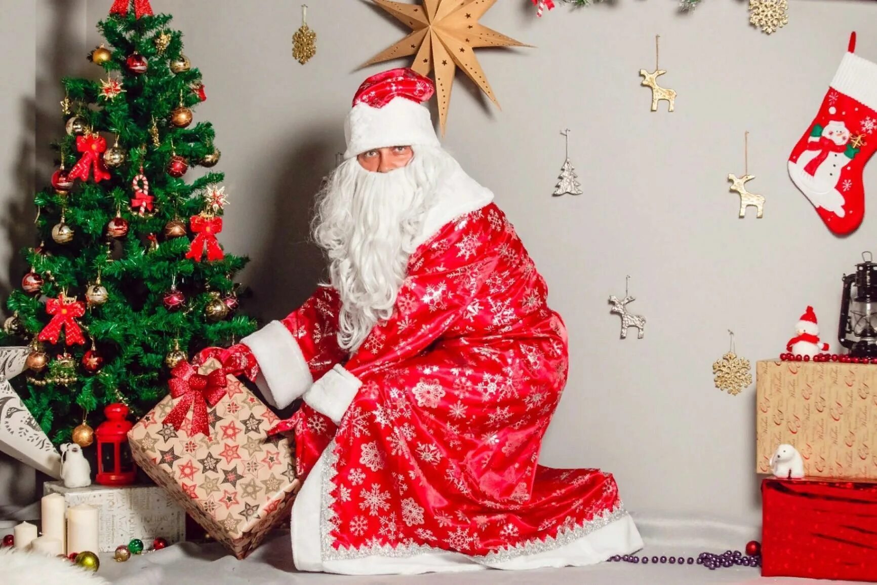 Дед мороз где брать мои подарки. Подарки Деда Мороза. Дед Мороз кладет подарки под елку. Дед Мороз и елка. Подарки от Деда Мороза под ёлкой.
