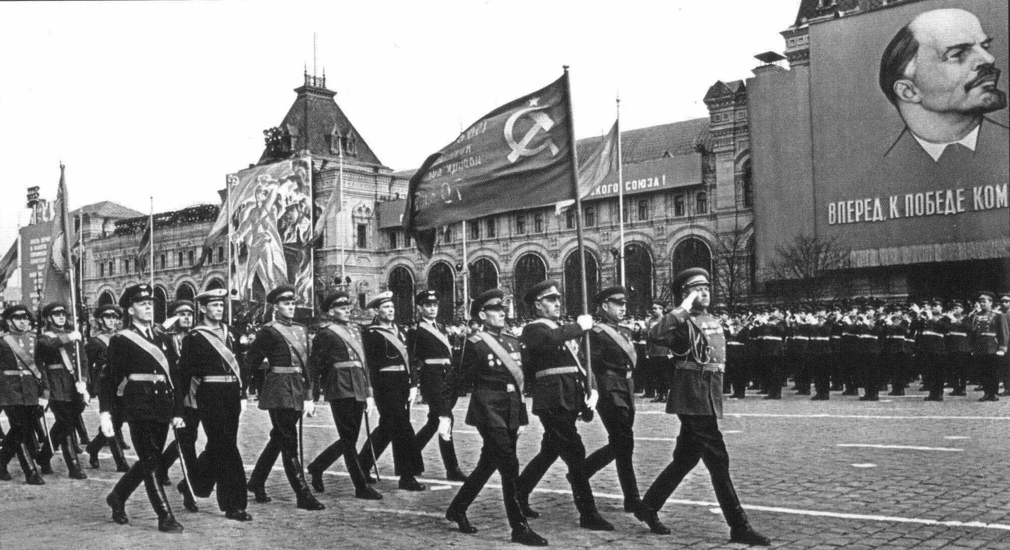 Парад победы германия. Знамя Победы на параде 1945 года. Парад на красной площади 9 мая 1945 года. Парад Победы 1945 знамена. Парад Победы 1965 Знамя Победы.