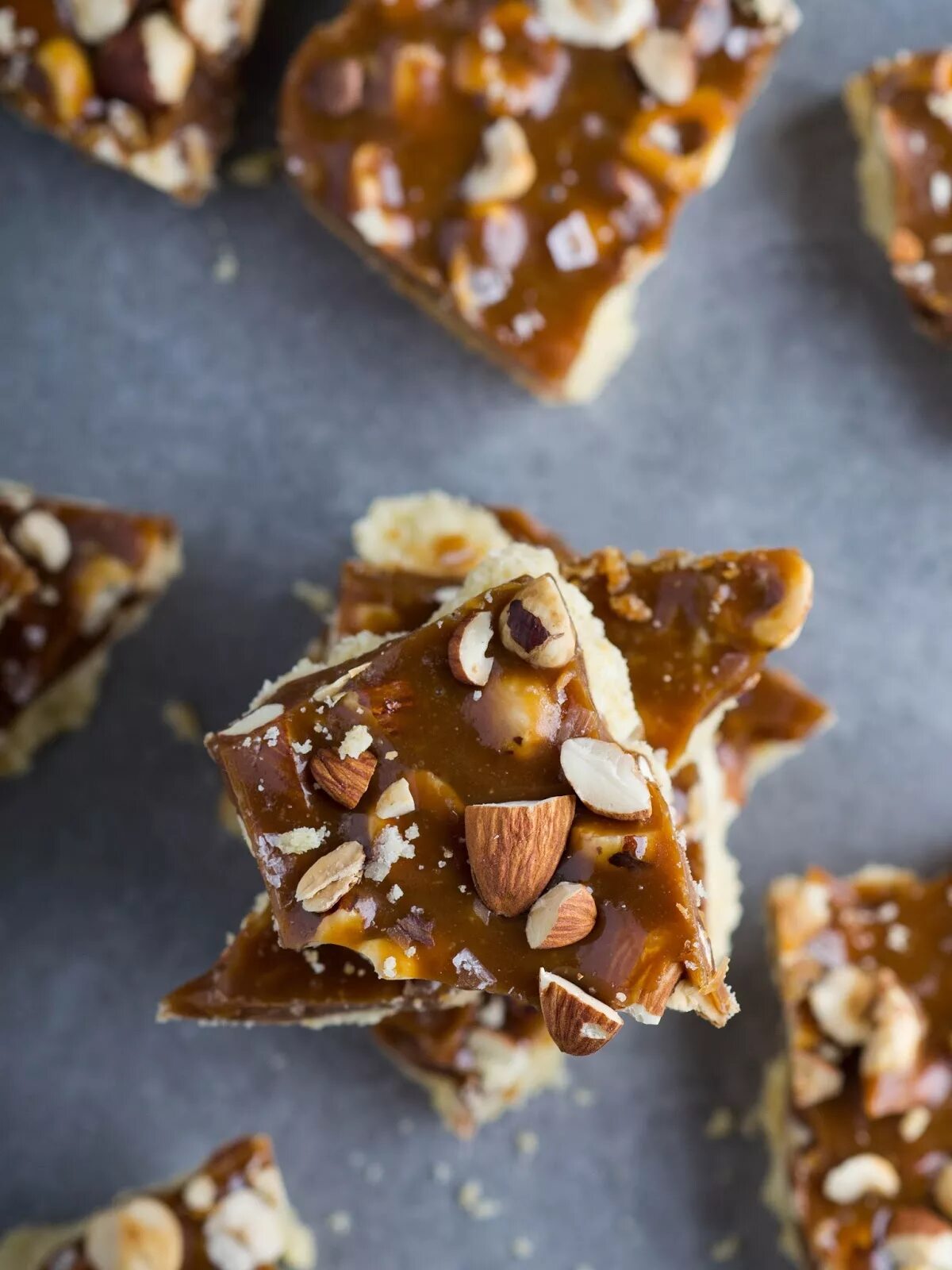 торт с орехом пекан и карамелью. соленая карамель с орехами. пралине кешью. тарт с фундуком. мороженое с карамелью.