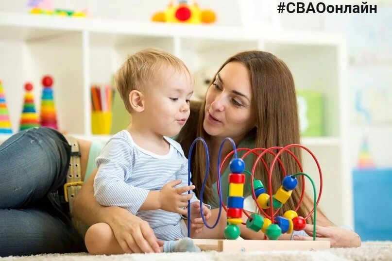 Фото игры детей. Ребенок играет с мамой в мяч. Мама света играют. Мама с ребенком дома. Дети играют.