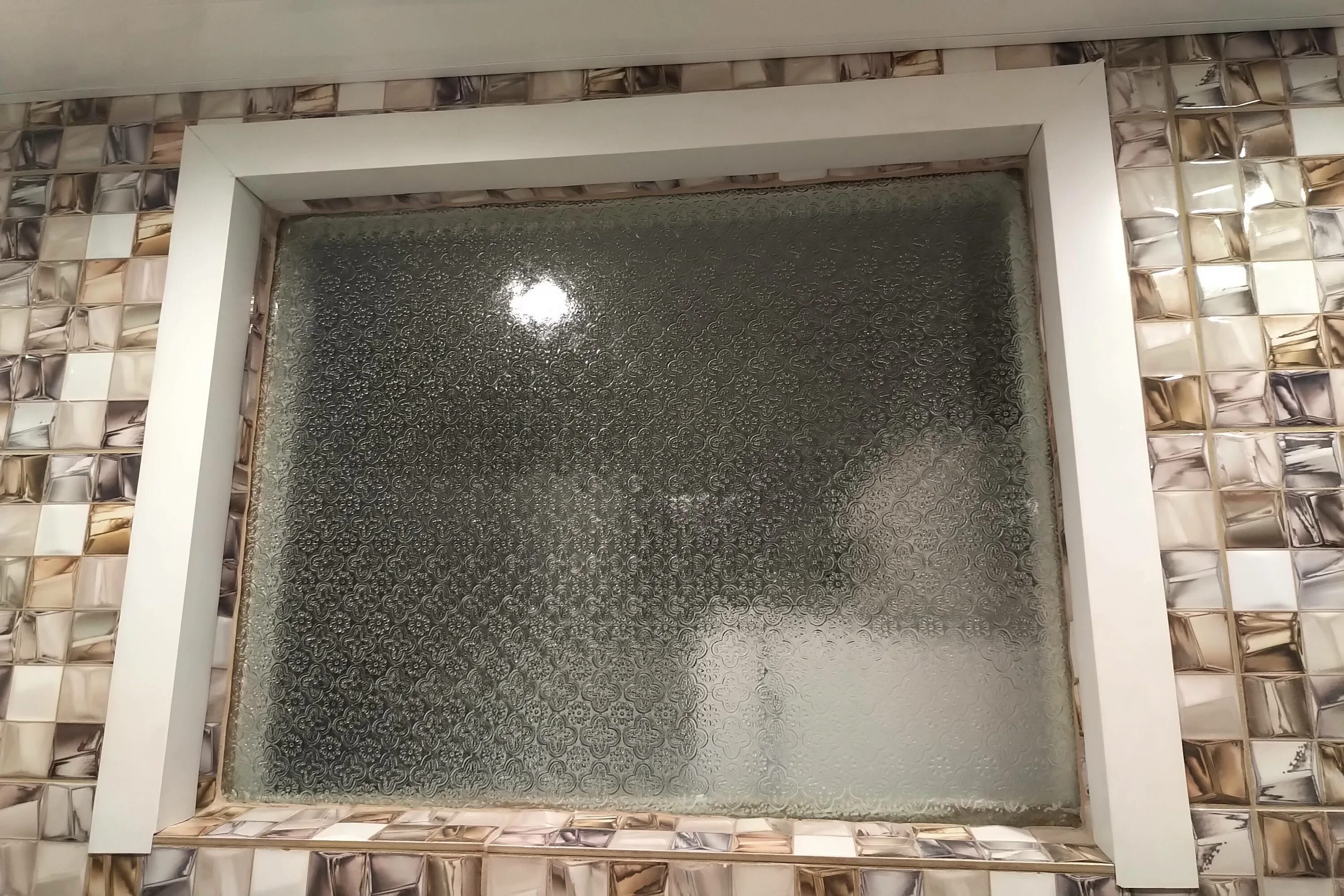 Окно между ванной и кухней. Окно в ванную в хрущевке. Пластиковое окно между ванной и кухней. Декор окна между ванной и кухней.