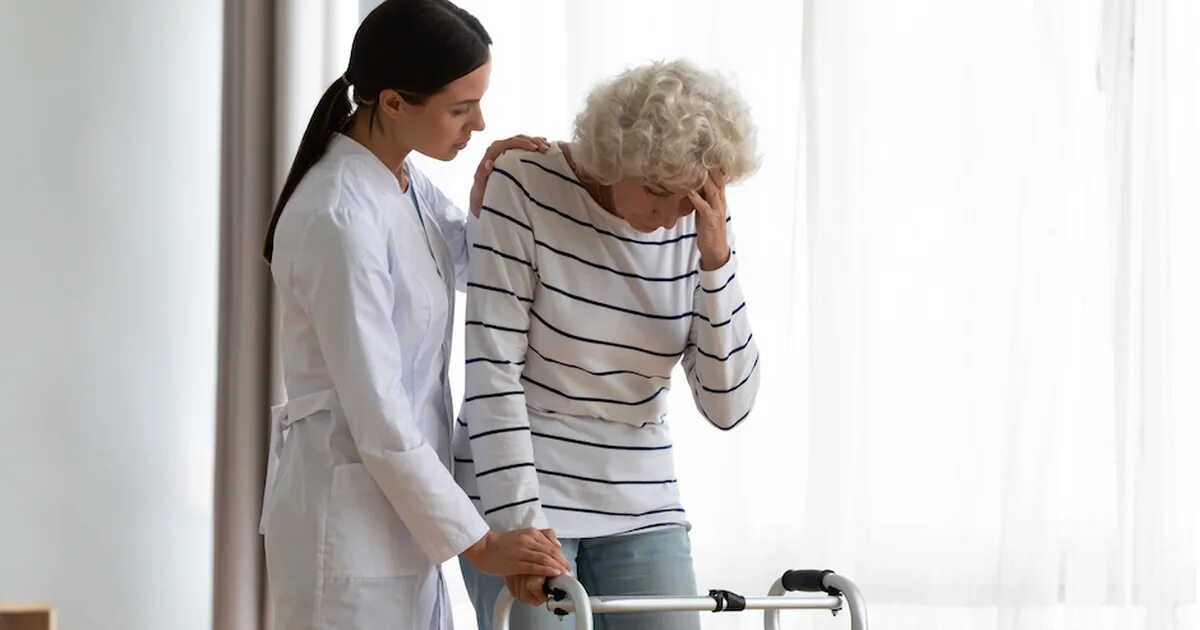 Опекун больного человека. Опекун больного человека. Социальный работник. Опекун для презентации. Опекун.