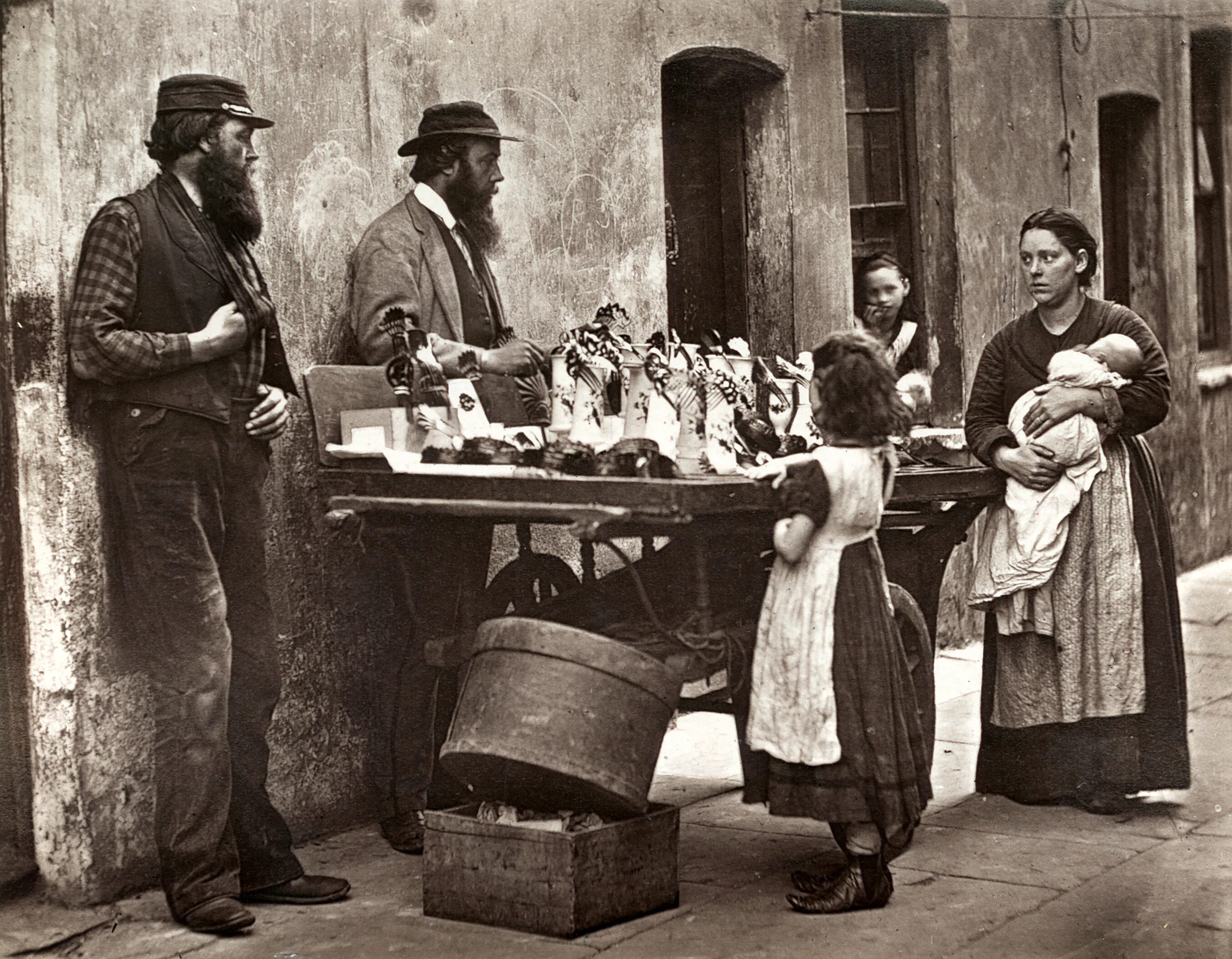 Быт конца 19 века. Лавочник 19 века. Лондон люди 19 век. Уличная торговка 19 века. Джон Томсон фотограф 19 век Англия.