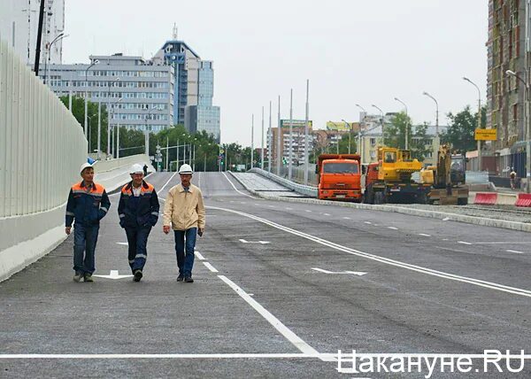Макаровск город. Девушки на Макаровском мосту Екатеринбург.