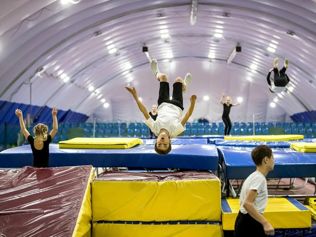 24 часа на батуте. Прыжки на батуте старый Оскол. Батуты в школе. Спортивные школы по прыжкам на батуте.