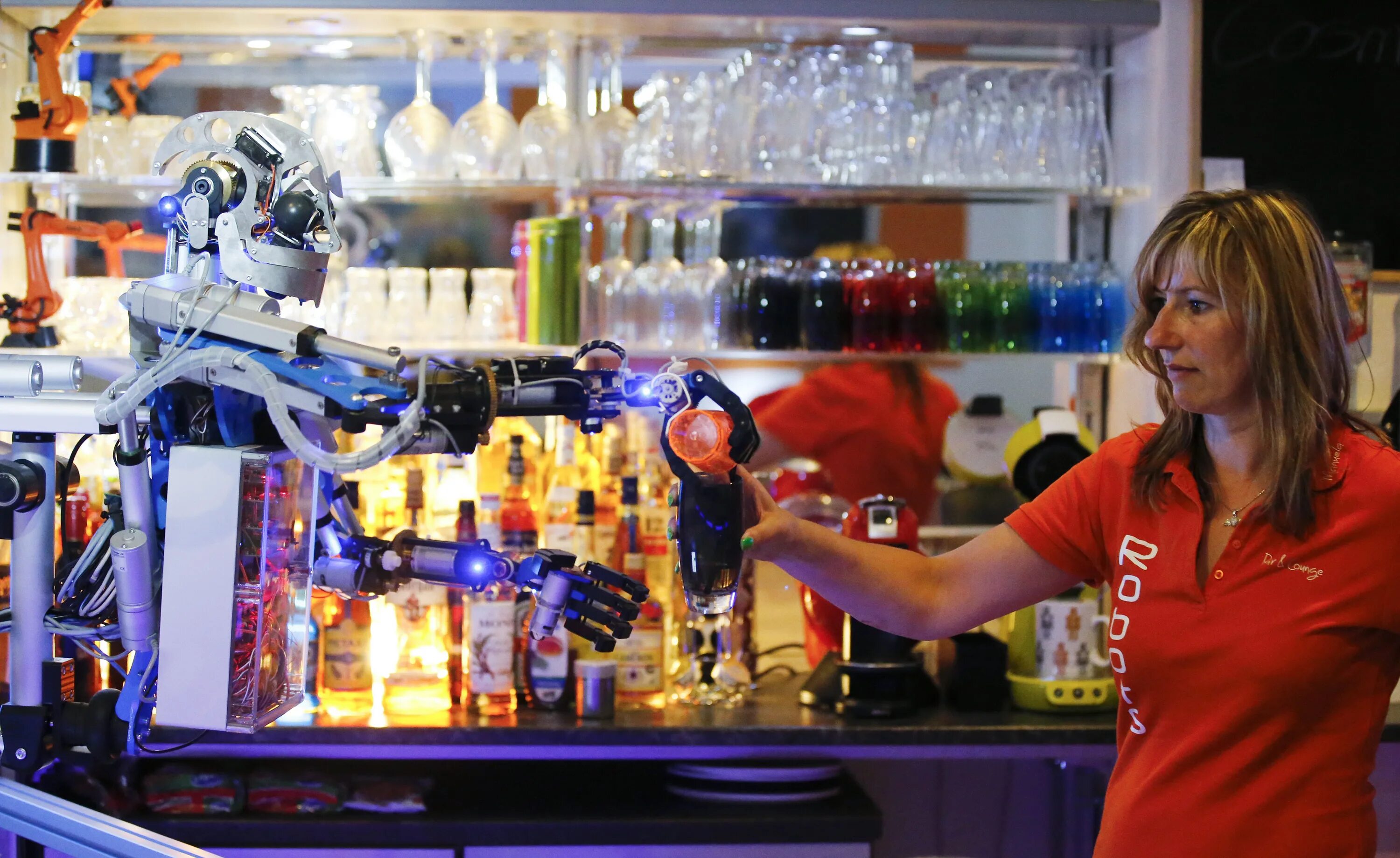 Роботизированный бар. Робот бармен в кафе.