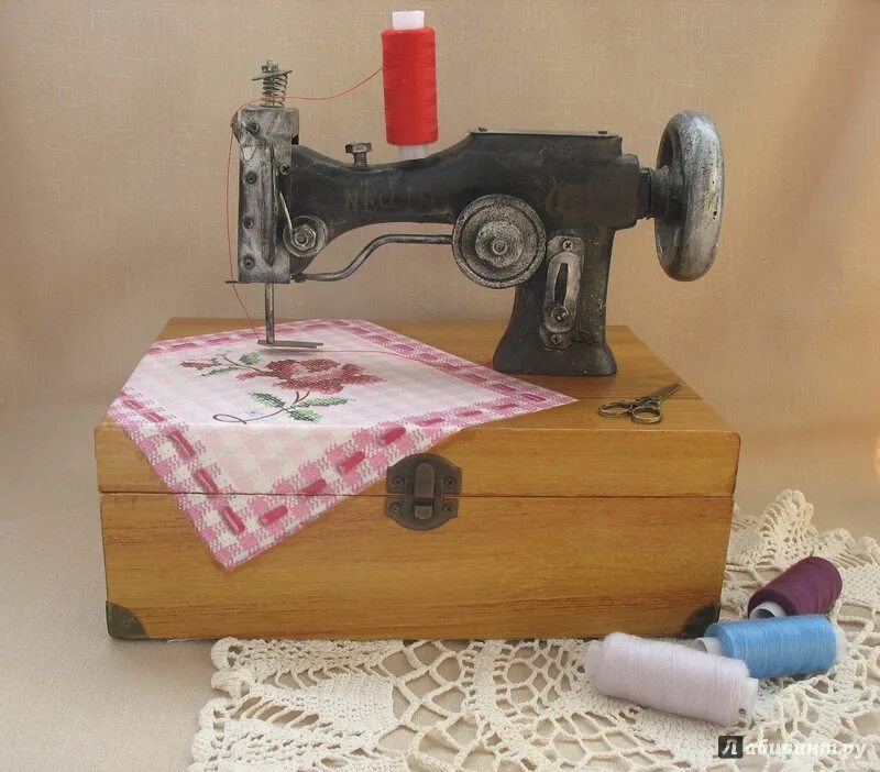Швейная машинка рязань. Швейная машинка Montgomery 1829. Шкатулка швейная машинка. Сувенирные Швейные машинки. Сувенир для швеи.