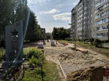 По узким улицам города угрюмо шагали