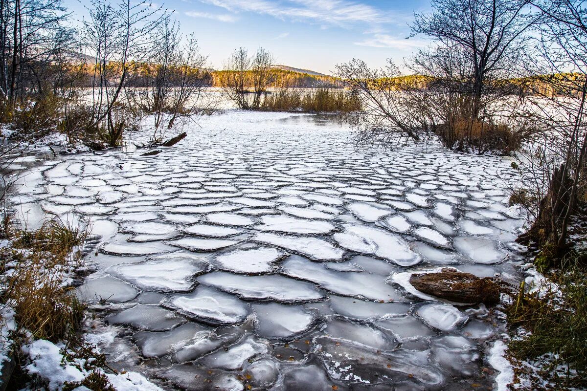 Водоемы покрылись льдом. Зимние водоемы московской области. Замерзшая лужа. Заледеневший огонь. Лед на речке.