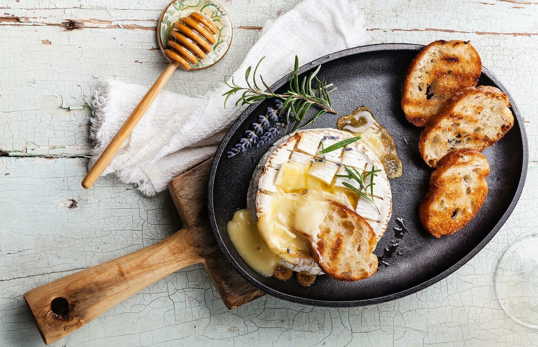 Сыр камамбер с гренками в духовке. Рецепт гренок с камамбером. Камамбер в духовке. Камамбер в духовке с хлебом и чесноком. Рецепт гренок с камамбером.