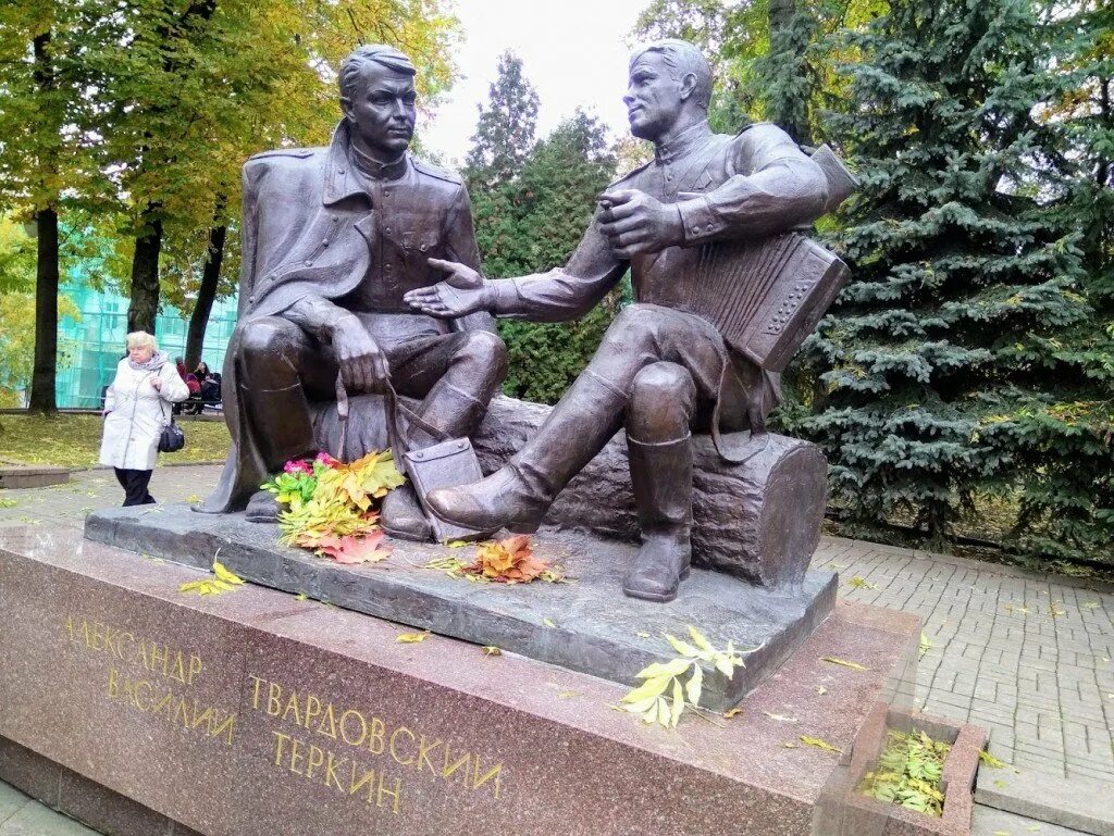 Памятник теркину в смоленске. Памятник Василию Теркину в Смоленске. Памятник Александру твадорскому и Василию Тёркину Смоленск. Памятник Александру Твардовскому и Василию Теркину в Смоленске. Памятник а.т. Твардовскому и Василию Теркину.