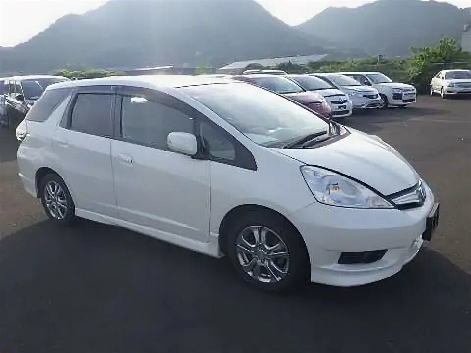 Куплю хонду улан удэ. Honda Fit Shuttle 2011 белый. Хонда фит шаттл 2011 белый. Дверь в Улан-Удэ купить Хонда фит.