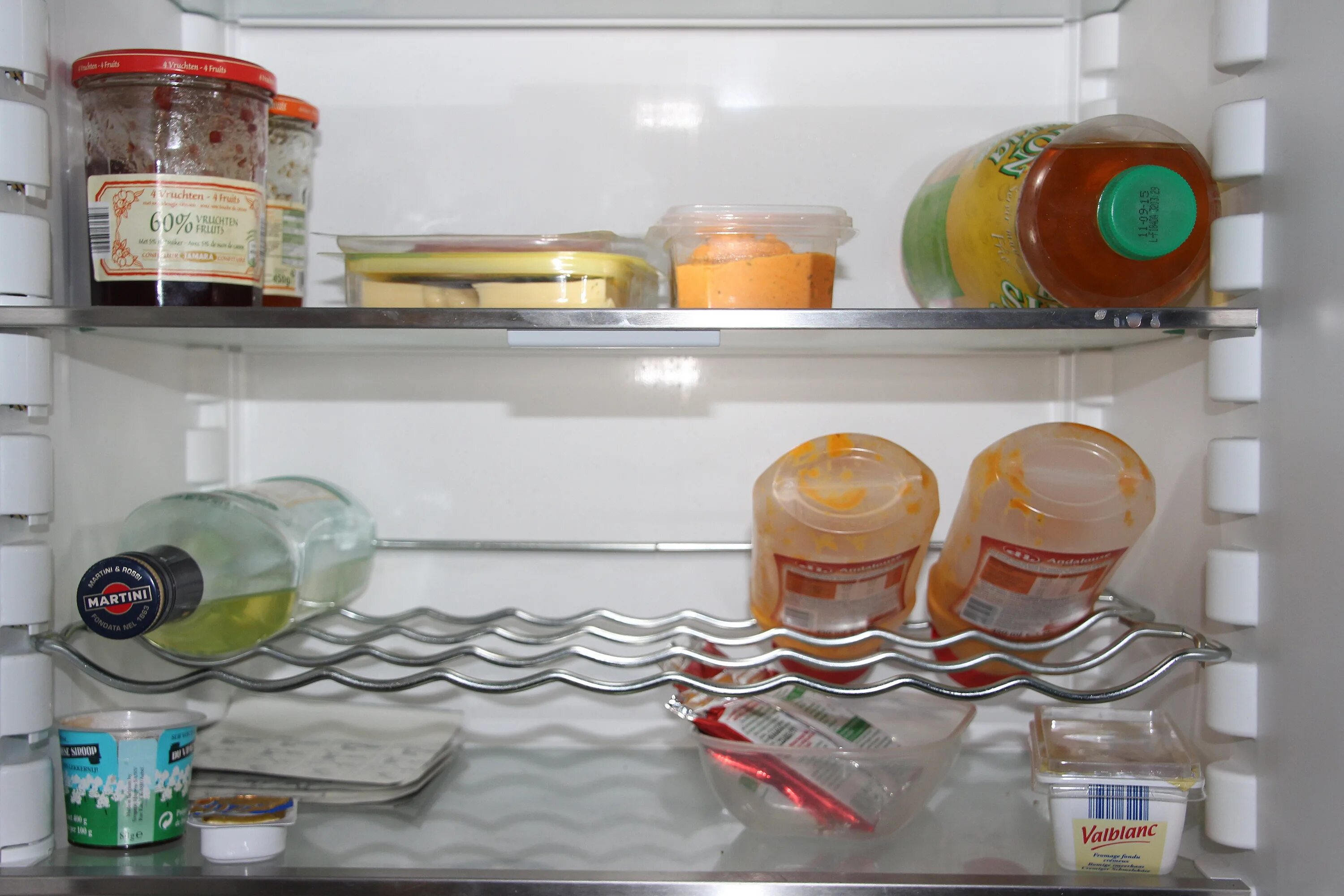 Как вставить полку в холодильник. Полки для холодильника. холодильник с продуктами. холодильник с едой. полка под бутылки в холодильник.