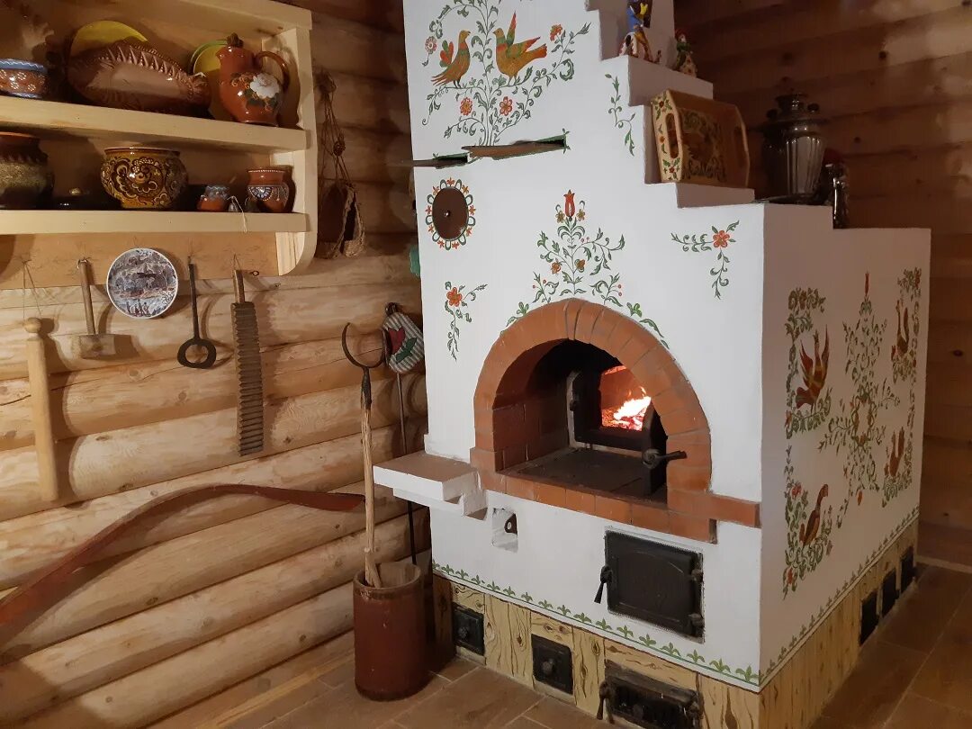 печка в избе. русский стиль в интерьере. народные печки. интерьер в русском народном стиле. печь мазанка с изразцами.