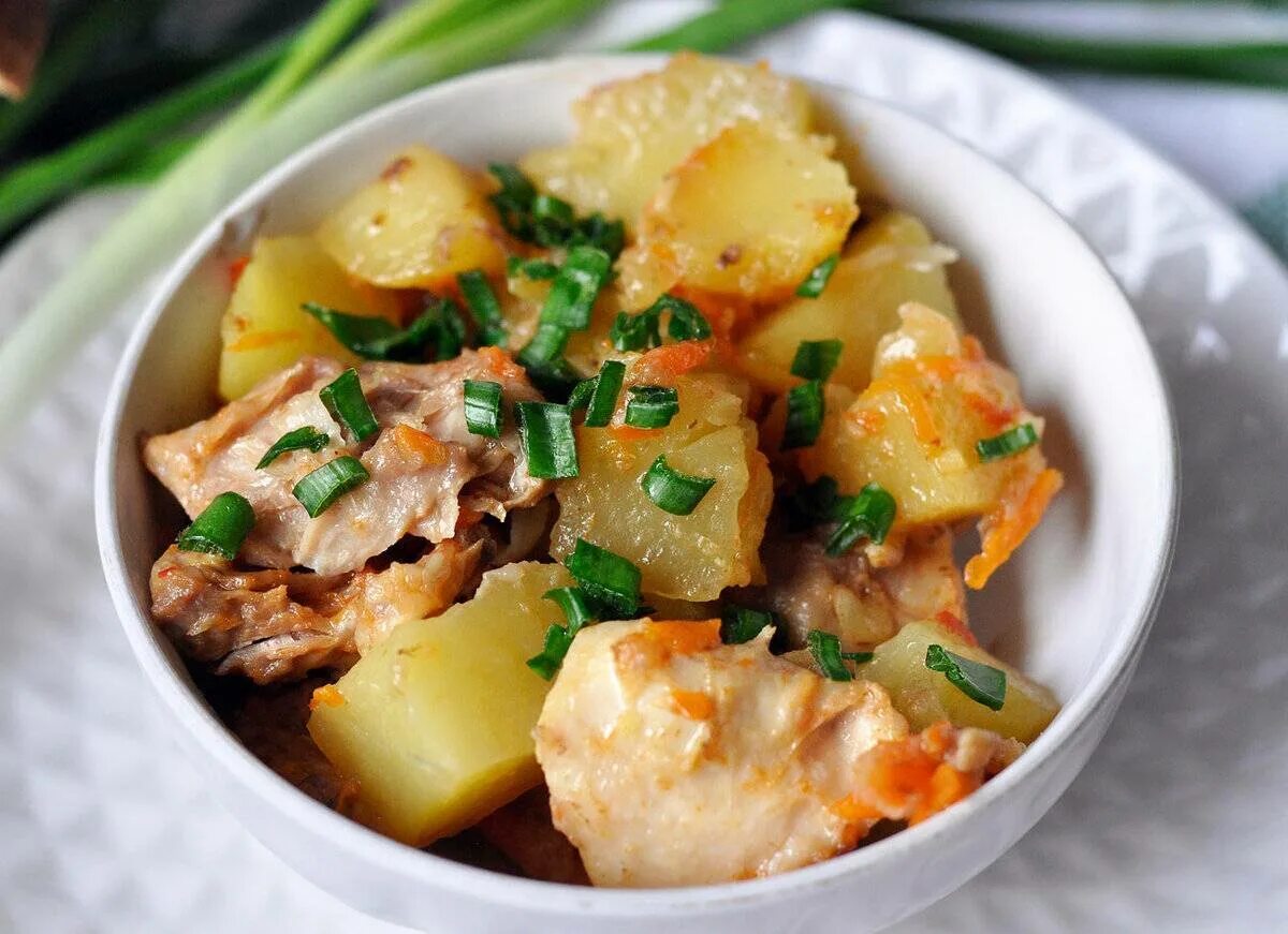 Тушеная рецепт с фото. Картофель тушеный с курицей. Курица тушеная с овощами. Тушёная картошка с курицей. Картофель тушеный с овощами.
