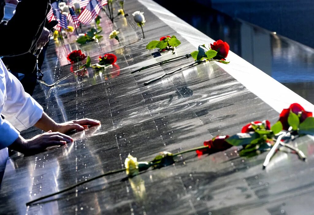 Мемориал теракту 11 сентября в Каролине. Почтение памяти. Почтение погибших красивые фото. Церемония памяти 11 сентября 2021 года. Теракты 11 сентября 2001 года организация