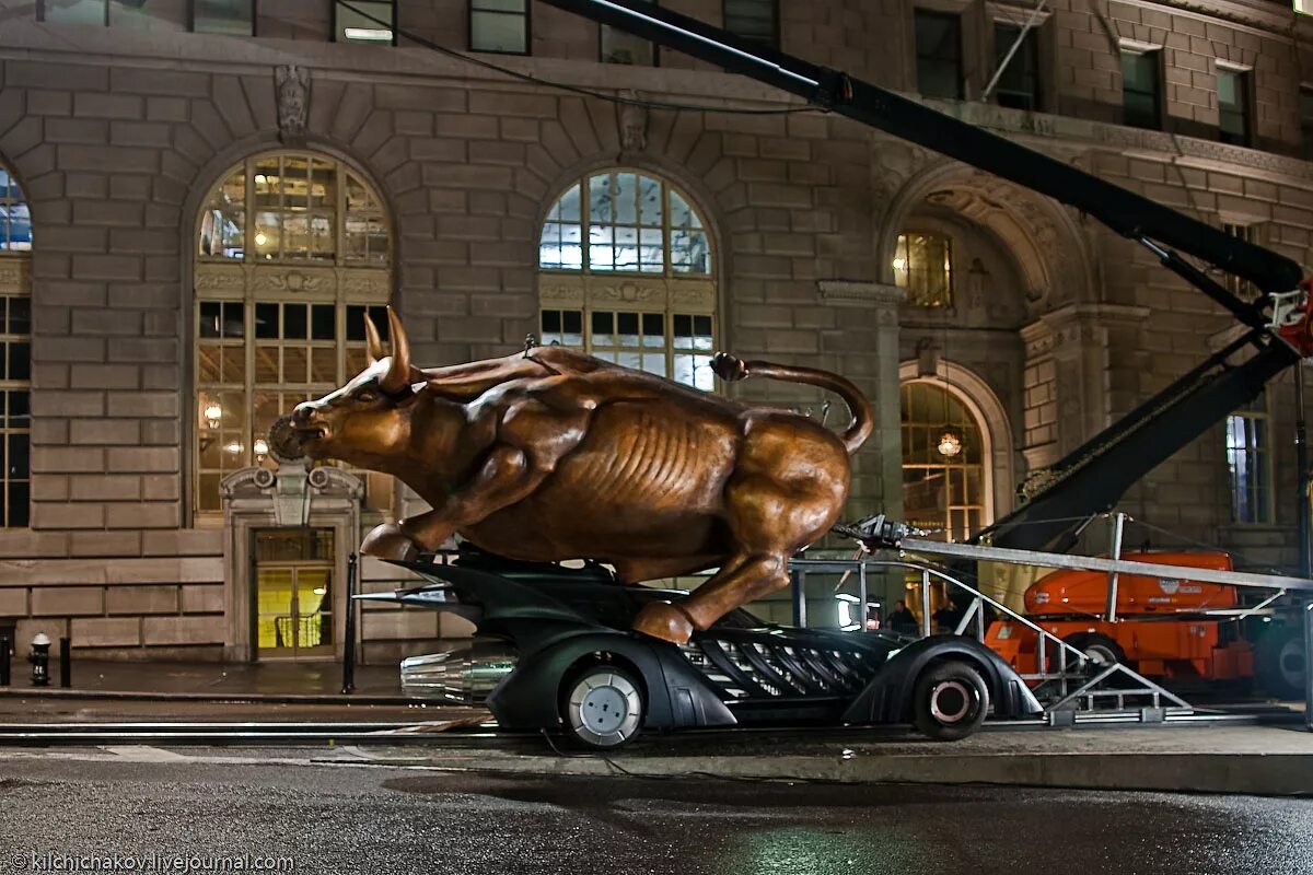 Бык на какой машине. Бык с Уолл стрит. Скульптура быка на Уолл стрит. Бык на Уолл-стрит в Нью-Йорке. Нью-Йоркская фондовая биржа бык.