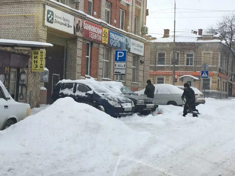 Обстановка в саратове на сегодня. Снегопад в Саратове. Саратов сугробы. Снегопад в Саратове 2019. Снежный циклон Саратов.