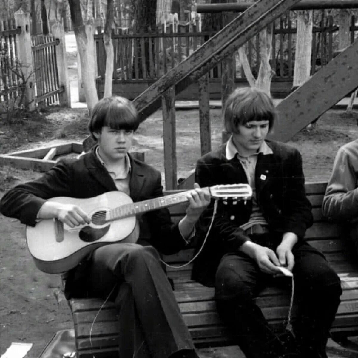 Дворовые гитаристы. Советская молодежь с гитарой. Гитарист во дворе. Советская молодежь с гитарой во дворах. Песня друг детства