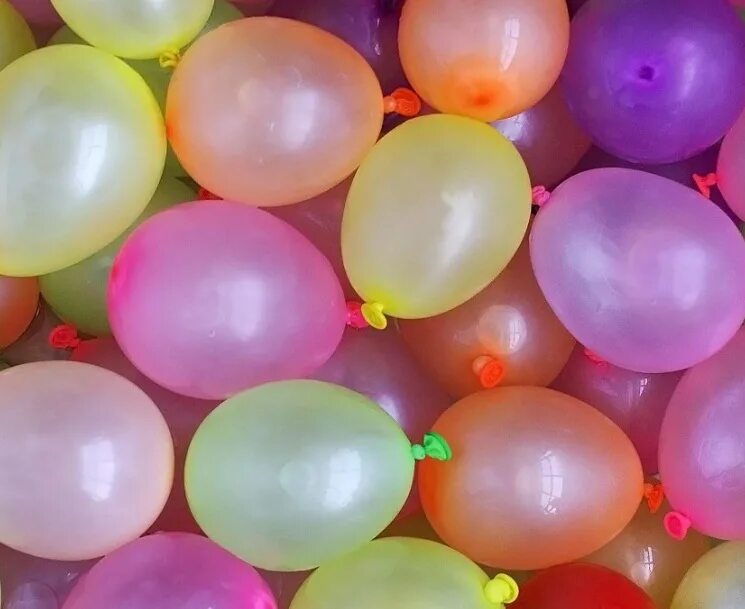 маленькие шарики. мелкие шарики надувные. разноцветные шарики. водяные бомбочки. воздушные шары на полу.