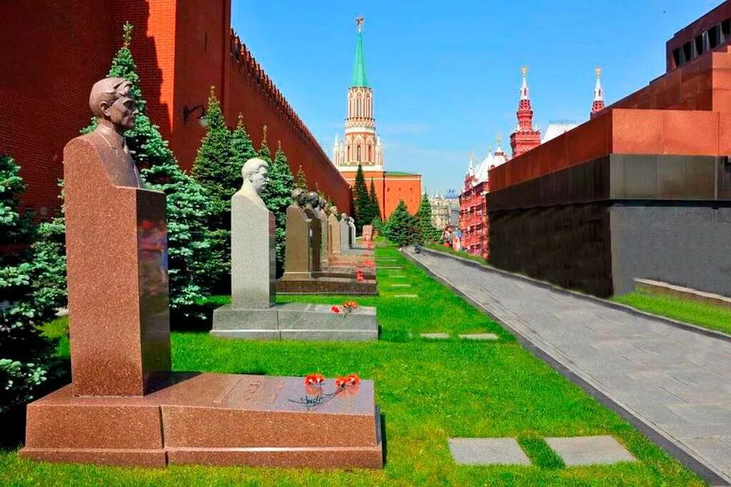Некрополь у кремлёвской стены. Некрополь у Кремля могилы Москва. Некрополь у кремлёвской стены красная площадь. Некрополь у кремлёвской стены и мавзолей Ленина.