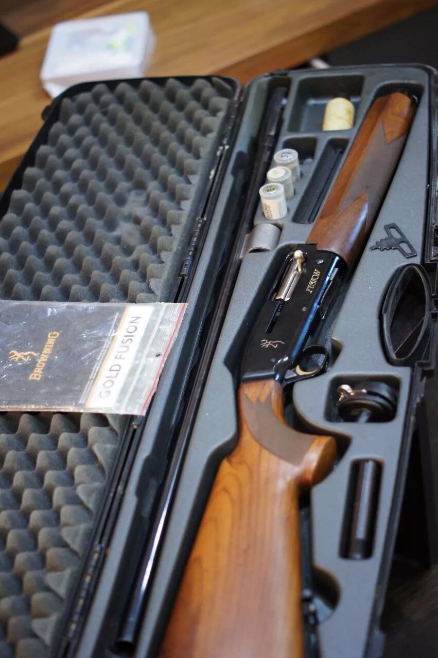 Browning fusion. Browning Gold 12 калибра. Браунинг 12 Калибр полуавтомат. Браунинг Фьюжен 12 76. Охотничье ружье Браунинг 12 Калибр.