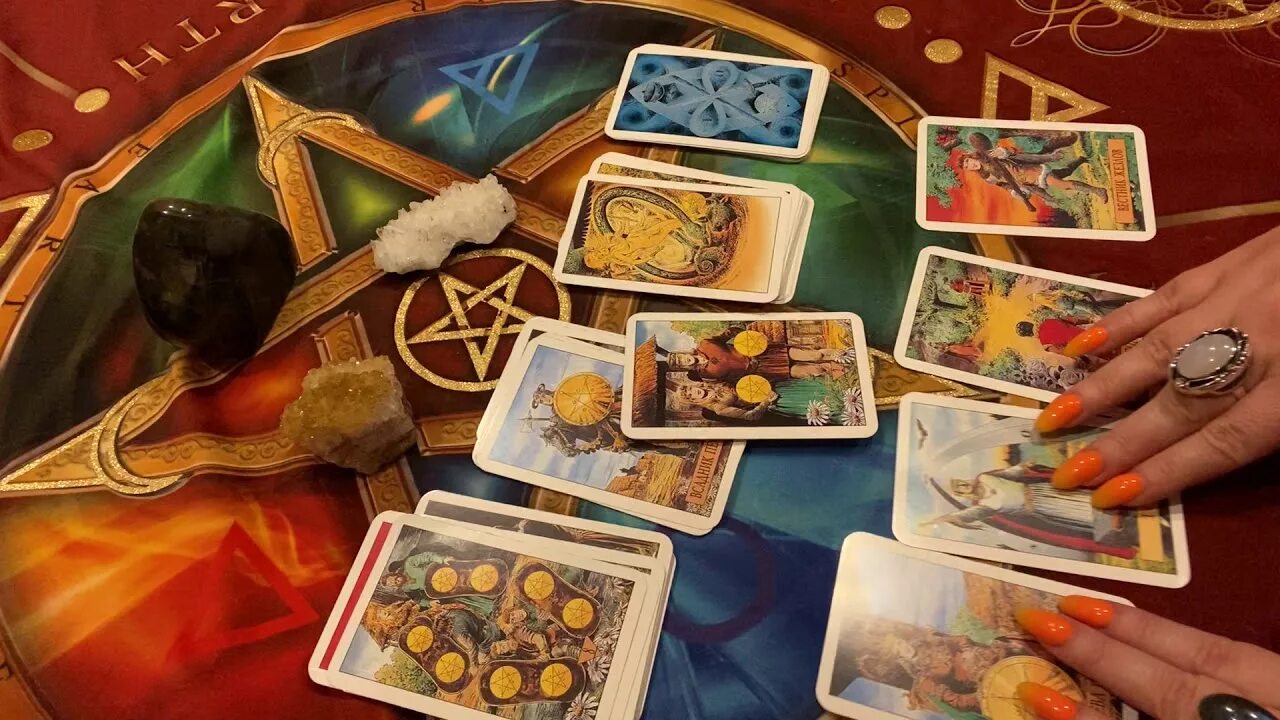 Елена суранова таро. Парень гадает на картах таро. Анна таро расклад. Гадалка таро. Карты таро новолуние.