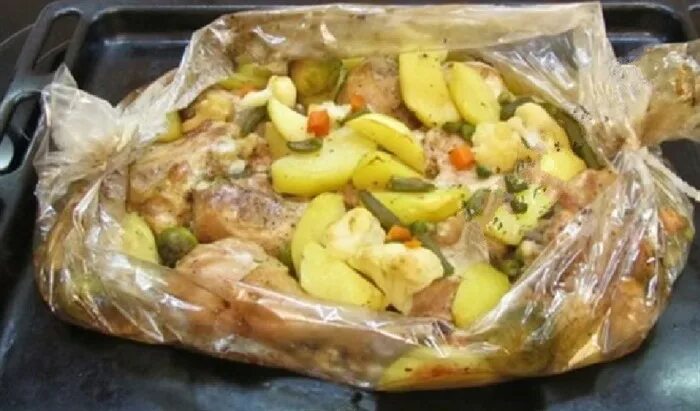 Филе с овощами в рукаве. Картошка с овощами в рукаве в духовке. Курица с овощами в рукаве. Курица в рукаве в духовке. Курица в духовке с картошкой и овощами в рукаве.