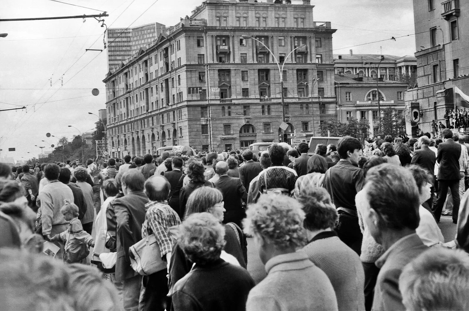 Москва Арбат 1991 год. Москва август 1991 Арбат. Фото с улиц Москвы августа 1991. 27 августа 1991