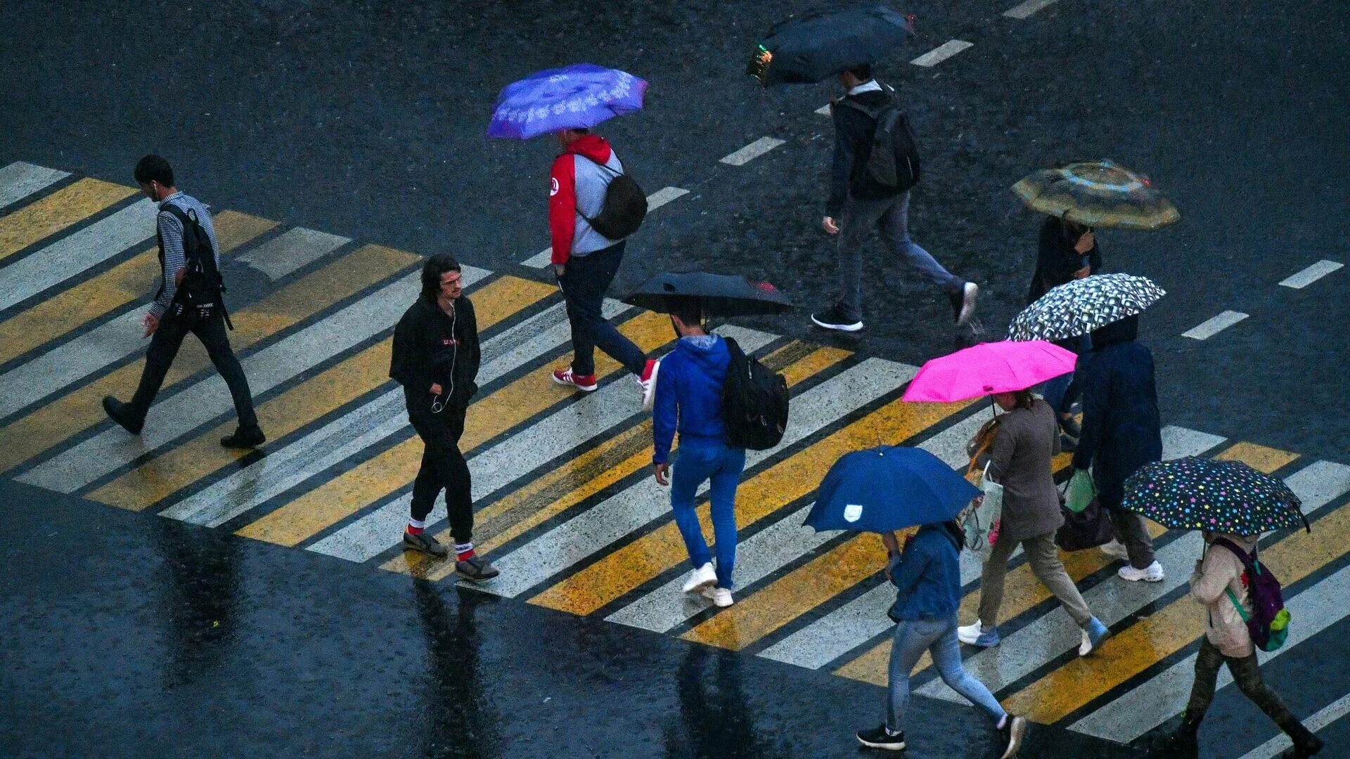 Прохожие на улице. Пешеход. Дождливое место. США пешеходы.
