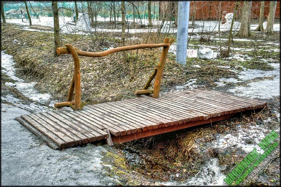 Через ручей сделали мостик из 3 досок. Мостик через канаву на даче. дачный мостик через канаву. деревянный мост через канаву для машины. мостик через канаву на даче своими руками.