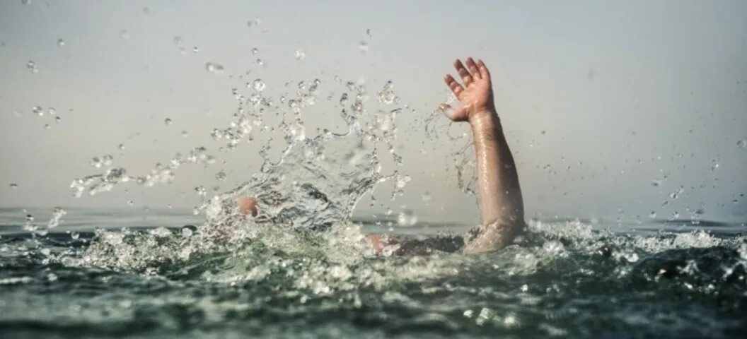 Смотрит коршунов в море тонет. Греция под водой. Вода ушла наверх. Ушёл под воду мужик фото. Легче уйти под воду..